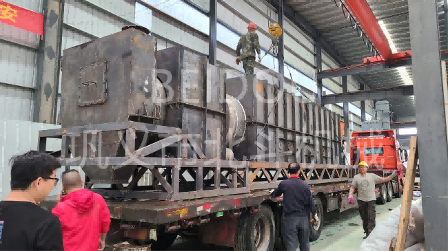 節能型核桃殼炭化爐緊鑼密鼓裝車中,即將發往新疆