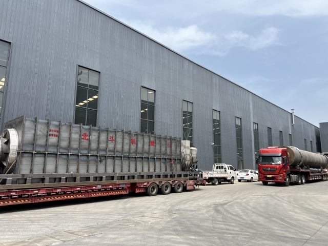 四輛掛車滿載烘干機、炭化爐設備及零部件奔赴客戶