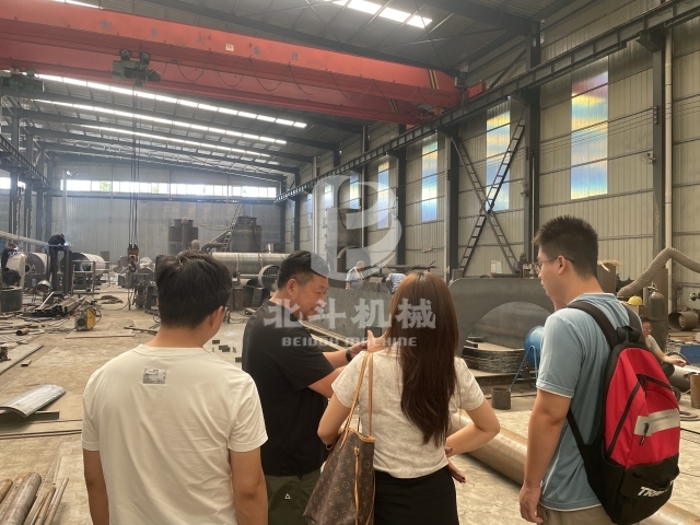 北斗機(jī)械實力引客！客戶實地考察炭化爐